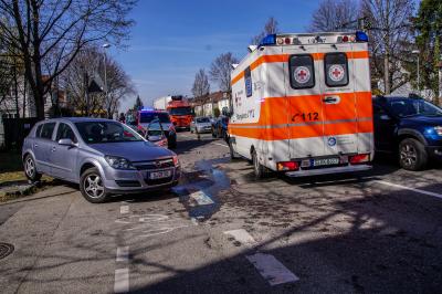 Stuttgart Weilimdorf: Rettungswagen rammt PKW